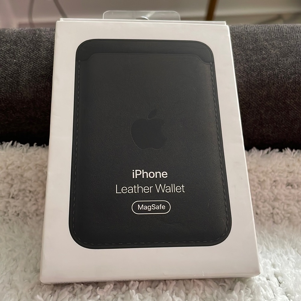 iPhone leather wallet MagSafe